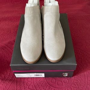 NWT Vince Camuto cement Suede Booties